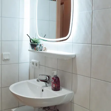 Geraeumige 2-zimmer-wohnung Mit Wlan & Waschmaschine Fuer 3personen *
